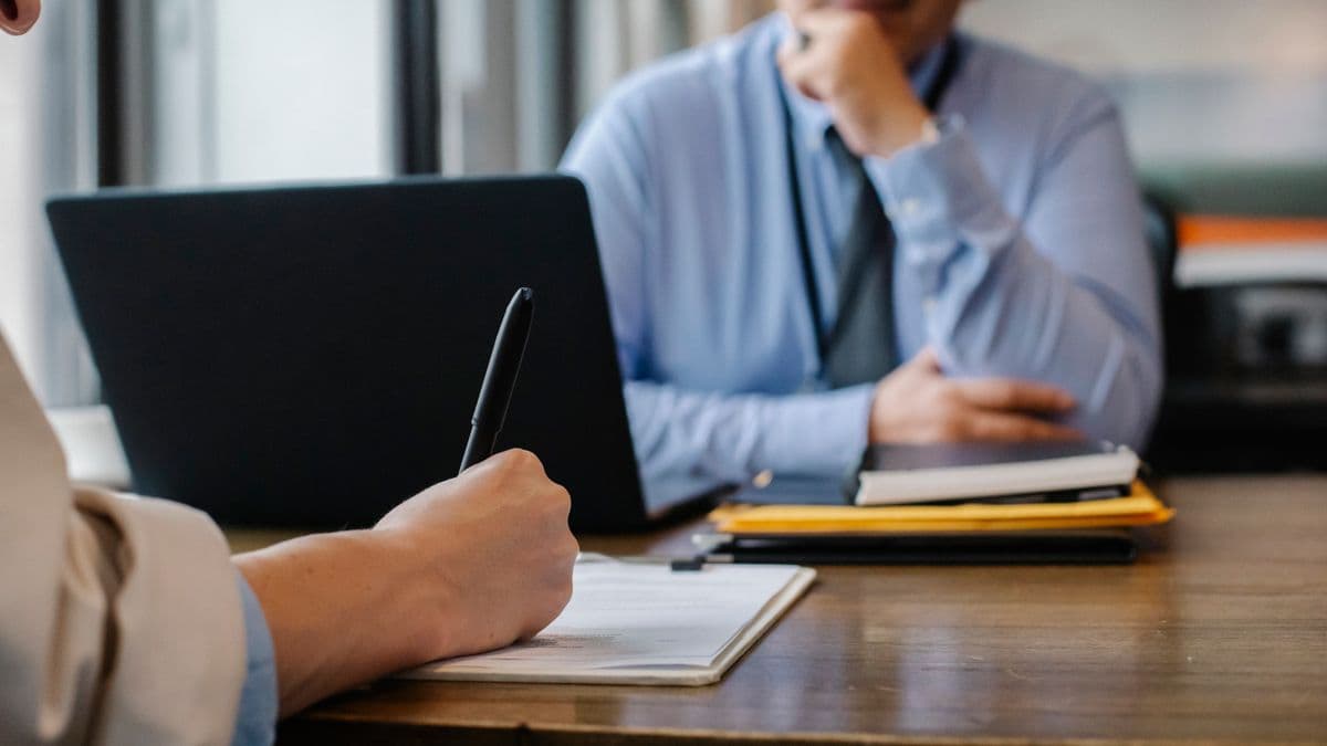 Signature d'un contrat de bail de colocation avec un stylo posé sur le document