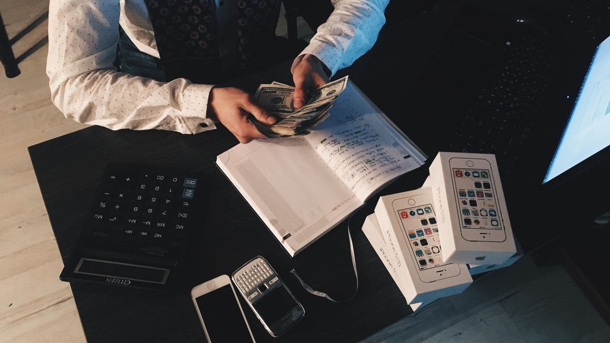 Calcul de la rentabilité locative avec calculatrice et carnet de comptes