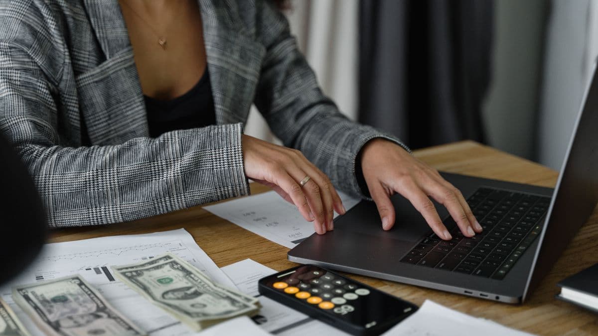 Calcul du cash flow immobilier sur ordinateur avec calculatrice