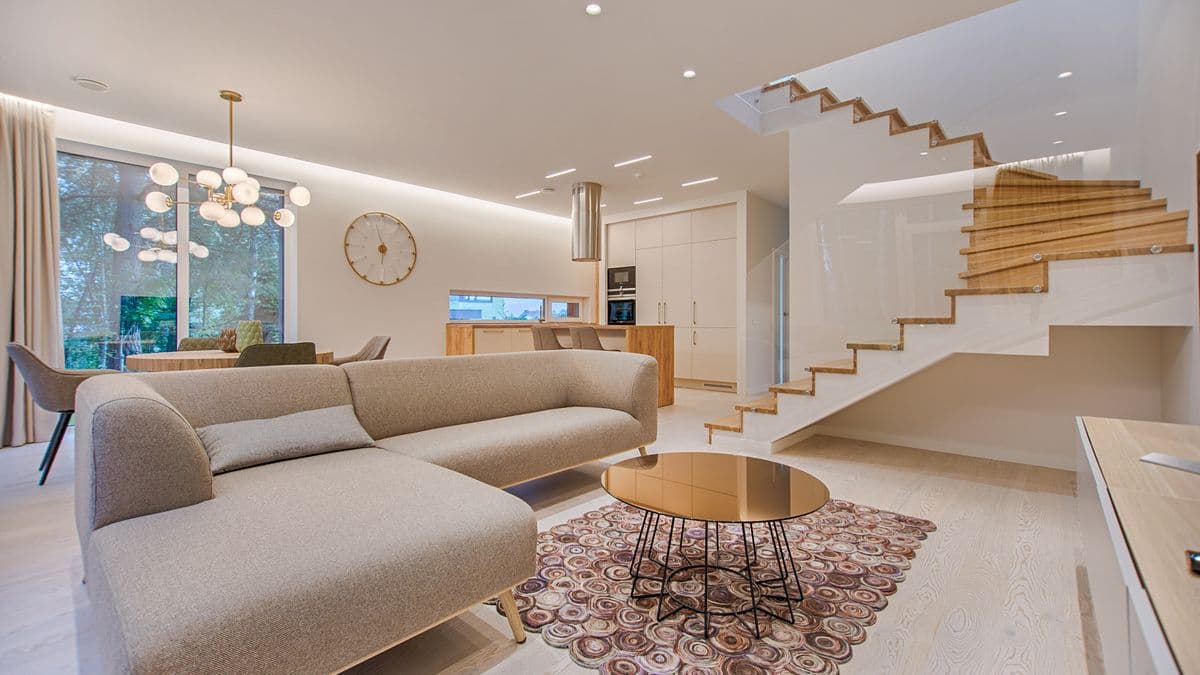 Séjour lumineux d'un appartement aménagé pour investir en colocation