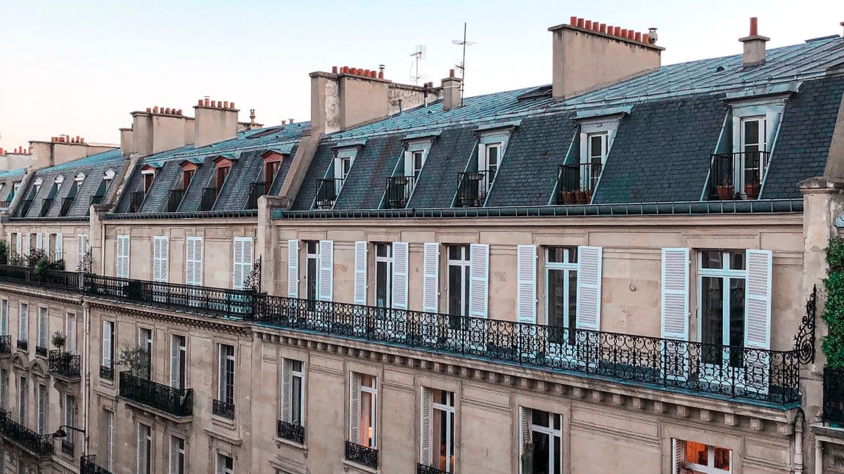 Façades d'immeubles haussmanniens parisiens, marché de l'investissement locatif en Île-de-France