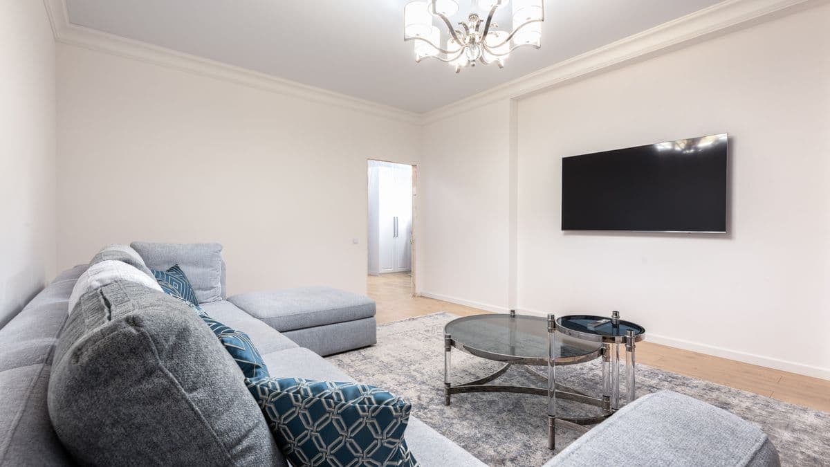 Salon lumineux d'une colocation meublée, stratégie d'investissement locatif à Tours