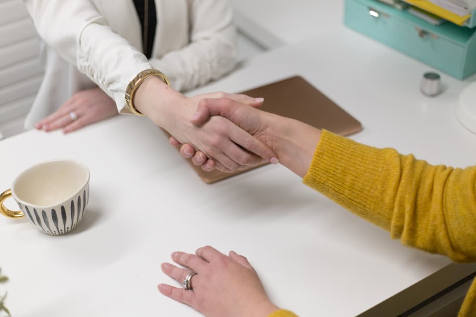 Négocier le prix d'un bien immobilier : poignée de main entre acheteur et vendeur