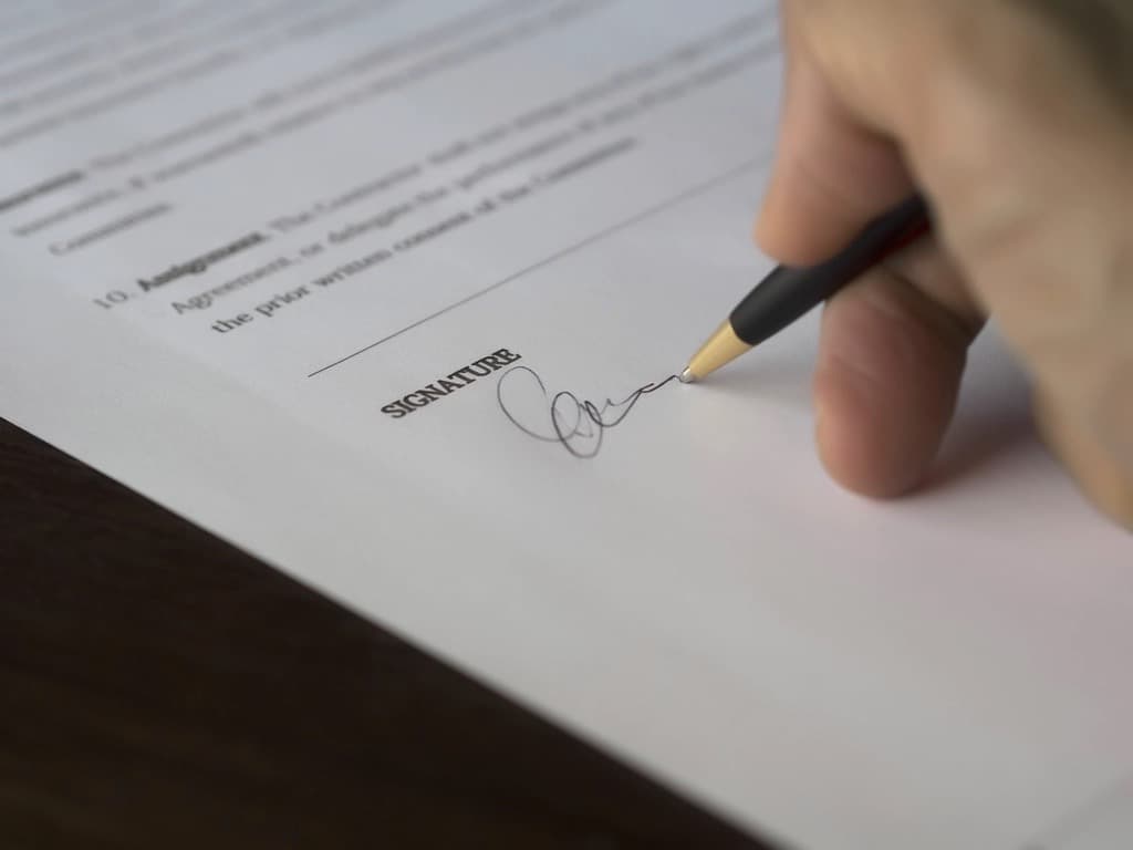 Signature d'un contrat pour choisir entre SCI et nom propre en investissement locatif