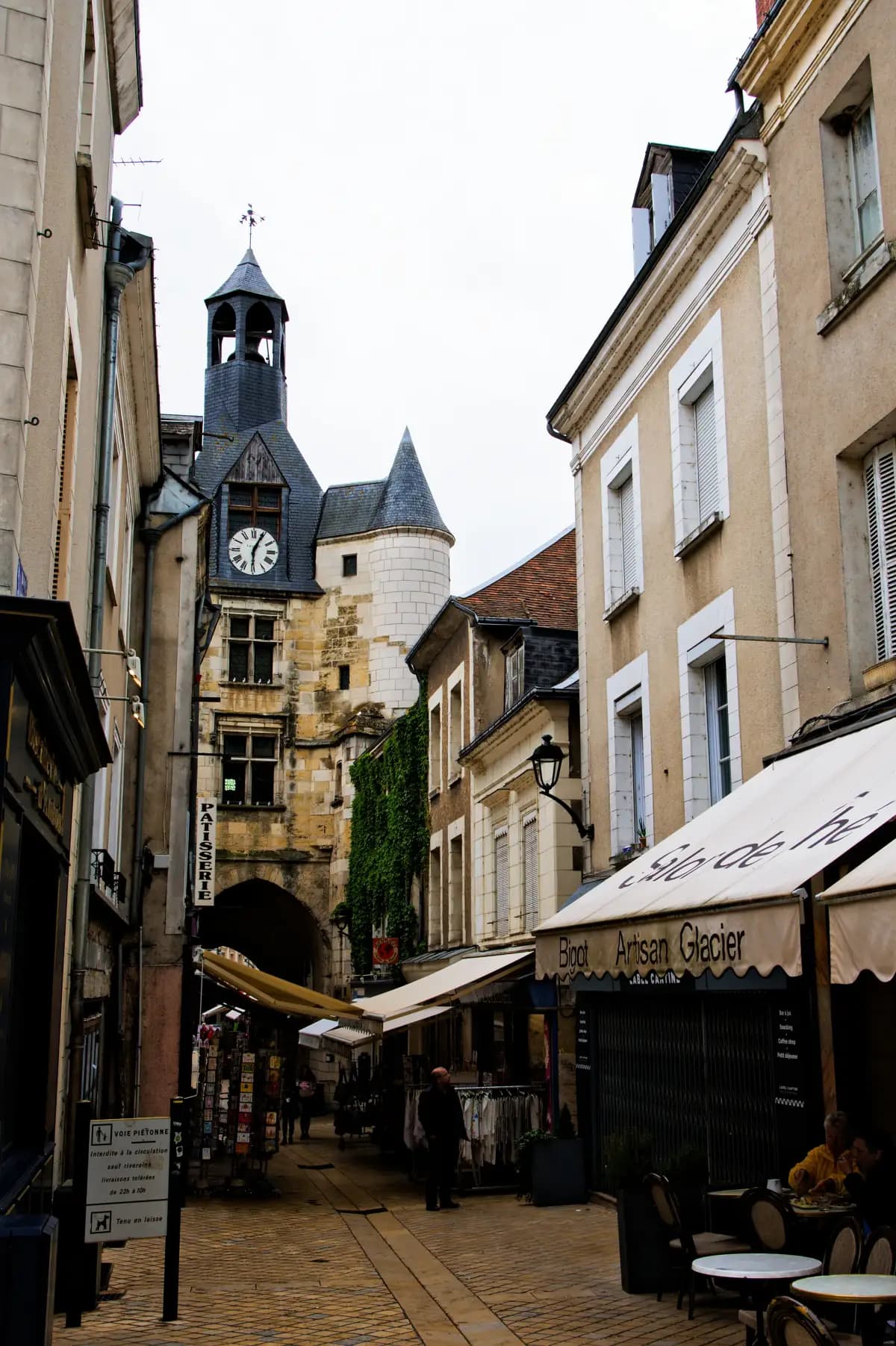 Ruelle commerçante piétonne d'un centre-ville historique, cafés et boutiques