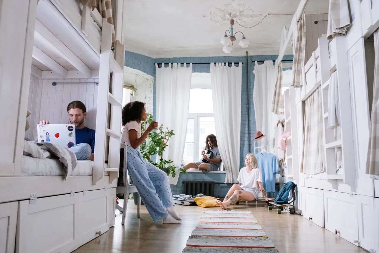 Chambres d'une colocation meublée aménagée en coliving