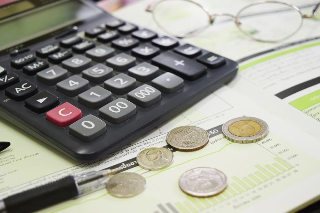 Calculatrice, pièces et documents financiers pour l'imposition des revenus locatifs